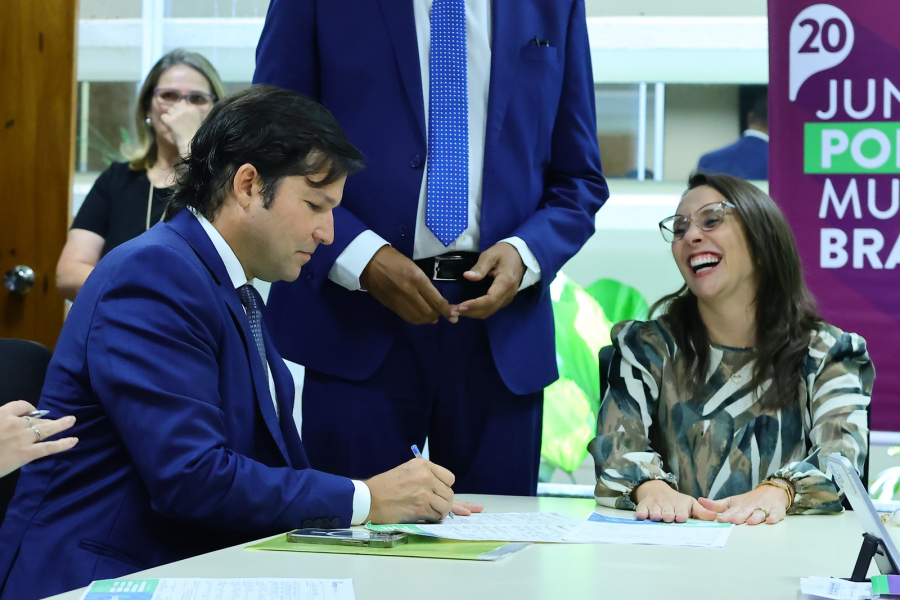 Deputado assina filiação ao Podemos