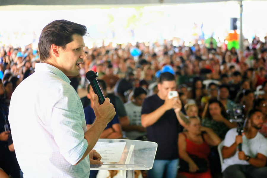 Daniel Vilela entrega cartões do Aluguel Social e viabiliza acesso à casa própria em Águas Lindas