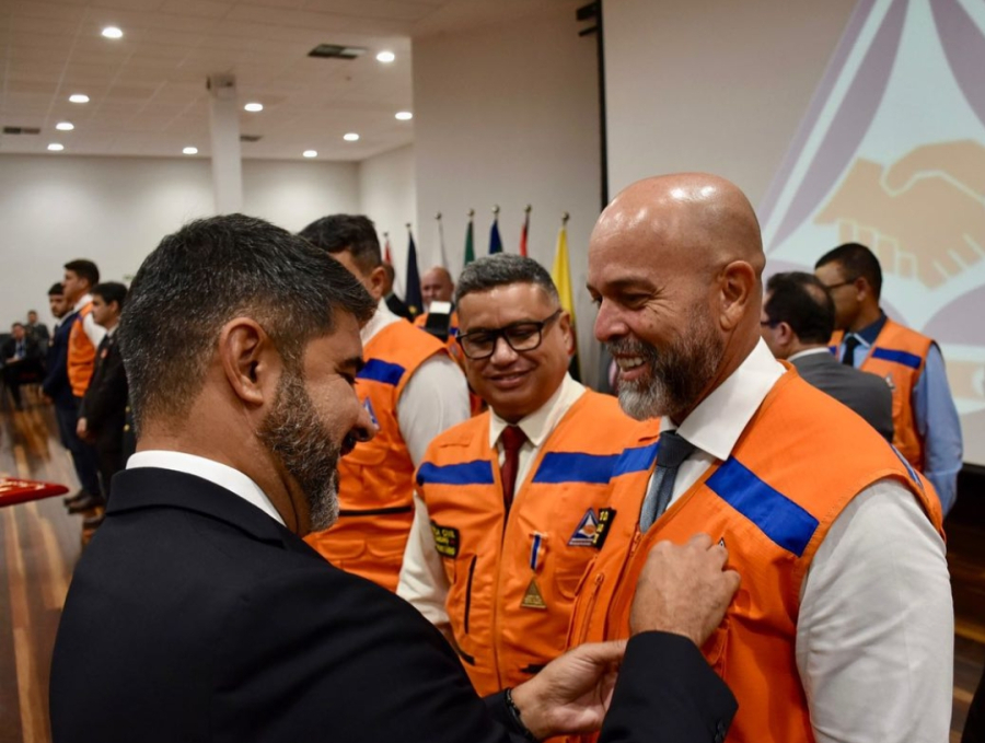 Roosevelt Vilela homenageia cidadãos e profissionais com honrarias da Defesa Civil do DF