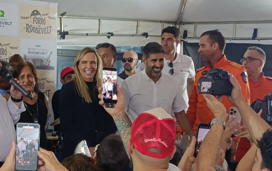 Roosevelt Vilela se destaca em evento e ganha apoio ao “cair no forró” com idosos