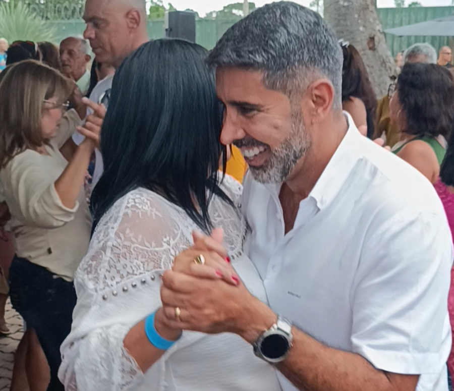 Roosevelt Vilela se destaca em evento e ganha apoio ao “cair no forró” com idosos