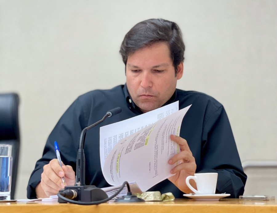 Robério Negreiros pede apuração rigorosa sobre material distribuído em escolas do DF