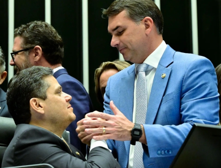 Centrão amplia articulação e pode favorecer Flávio Bolsonaro na corrida presidencial