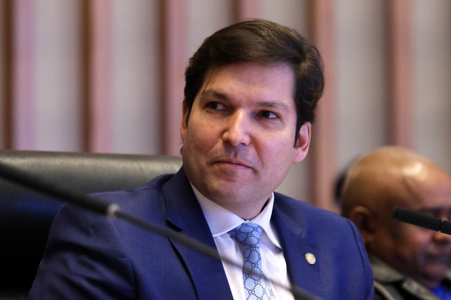 Leis de Robério Negreiros fortalecem saúde feminina e ampliam oportunidades de emprego no DF