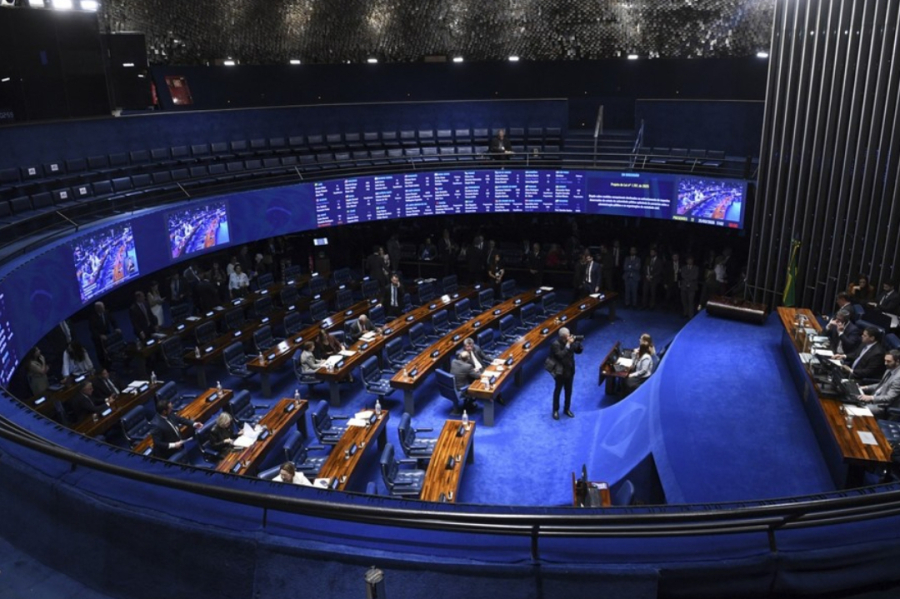 Senado pressiona governo com pautas de alto impacto fiscal e amplia tensão em Brasília