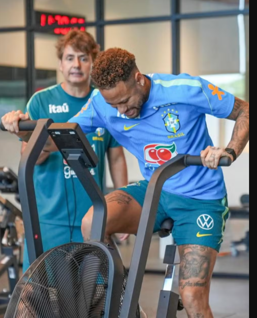 Neymar volta ao gramado e anima torcida brasileira durante preparação para a Copa do Mundo