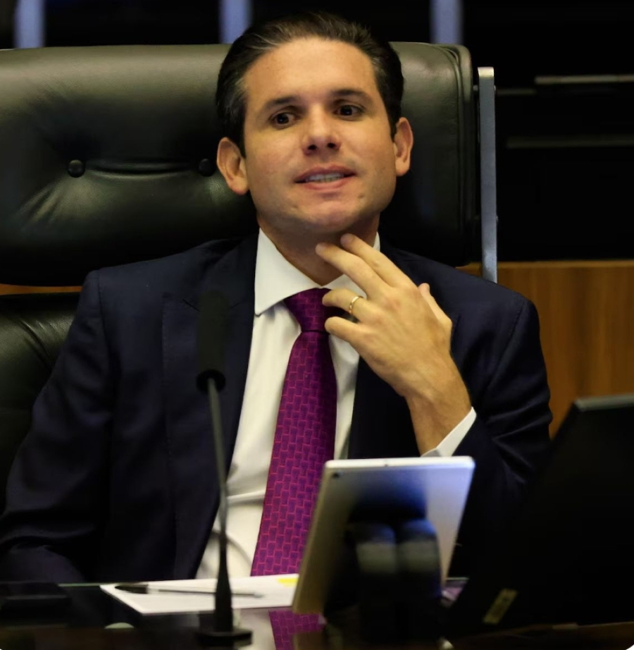 Mensagens encontradas pela PF colocam Hugo Motta no centro de novas discussões sobre relação com Daniel Vorcaro