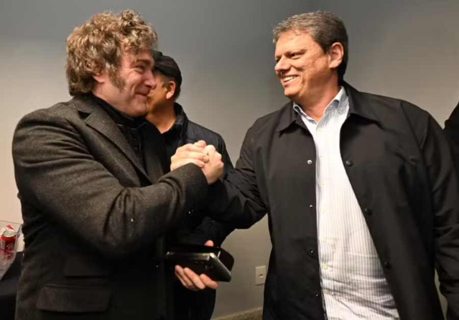 Milei desembarca no Brasil para fortalecer alianças da direita e participar de ato político com Flávio Bolsonaro