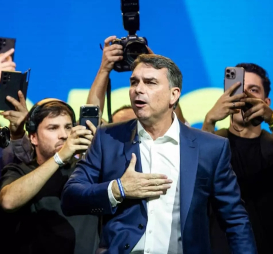 Filiação misteriosa coloca candidatura de Flávio Bolsonaro no centro de uma batalha eleitoral