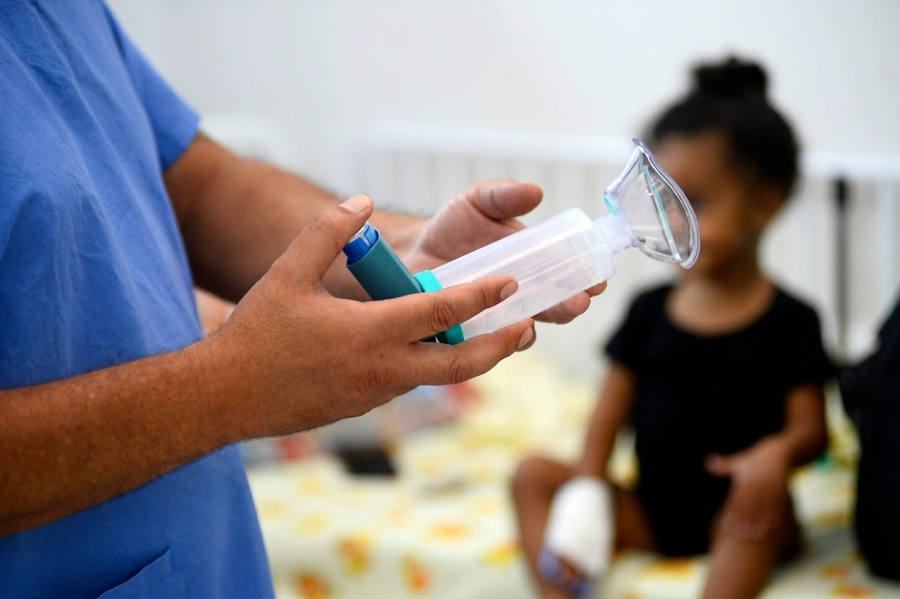 Período de seca, poeira, poluição e maior presença de partículas no ar pode favorecer sintomas como espirros, coriza, coceira e irritação nos olhos.