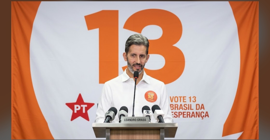 Leandro Grass rejeita o vermelho do PT e troca cor tradicional por laranja em campanha do 2° turno 