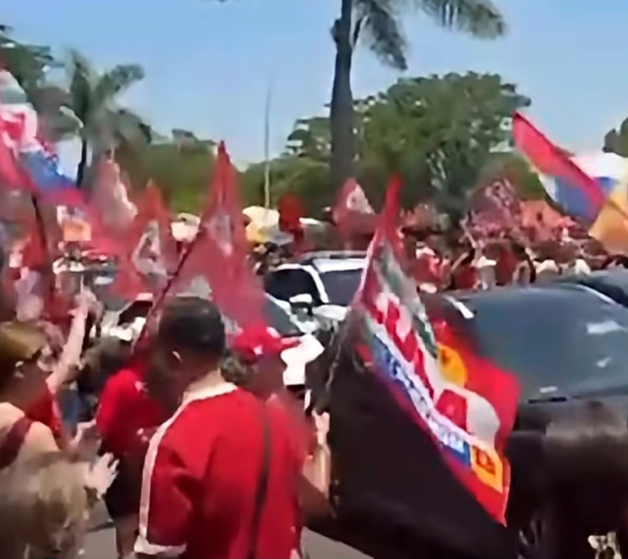 Manifestantes ligados ao PT fecham trânsito em Brasília e adesivam veículos sem autorização