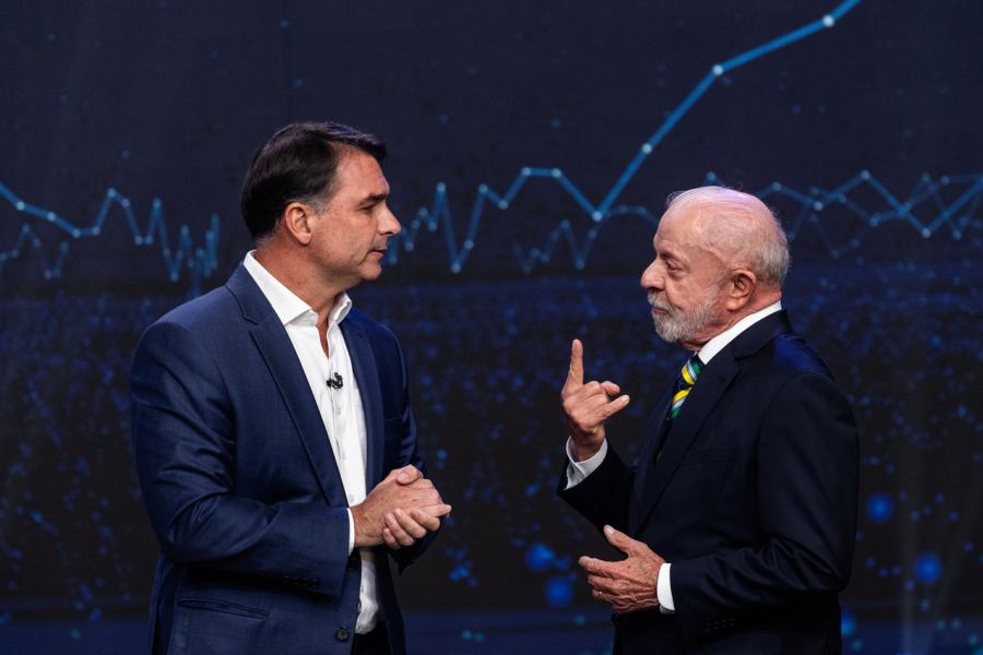Flávio Bolsonaro aparece à frente de Lula com 52 % em pesquisa para o 2º turno