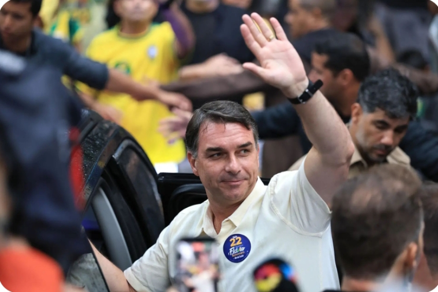 Flávio Bolsonaro vai aos Estados Unidos em meio a polêmica judicial